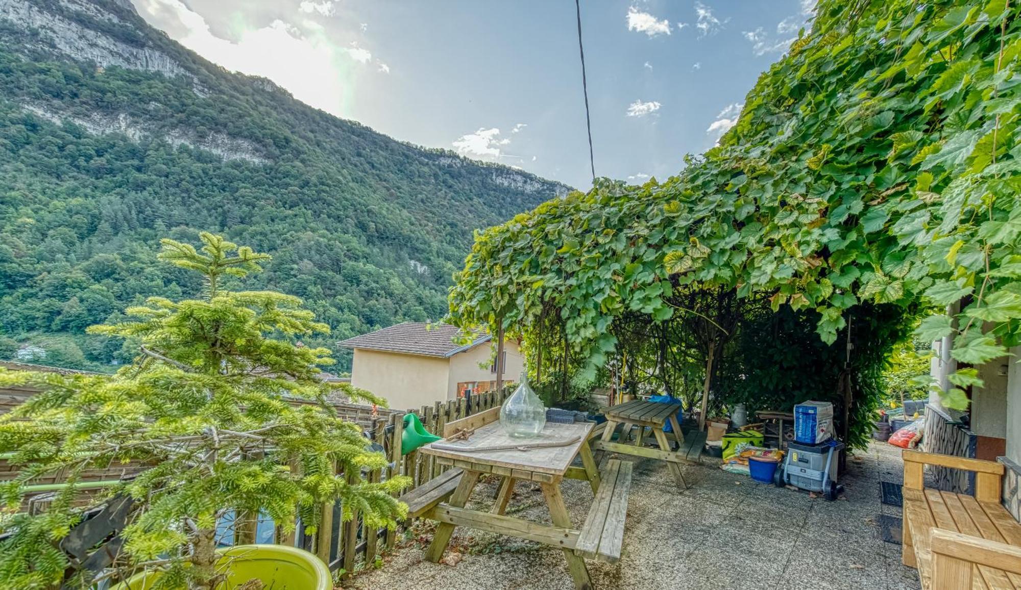 Laura Happy Guest House Tenay Exterior photo